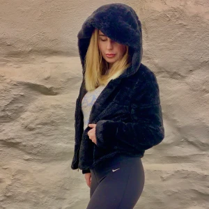 Only pälsjacka  - Model är fake päls så äkta djur  Storlek M  Snygg som bara den och skön  