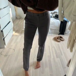 Raka kostymbyxor  - Gråa kostymbyxor som är mid waist från Filippa K, sitter bra i längden på mig som är ungefär 161cm🫶🏻