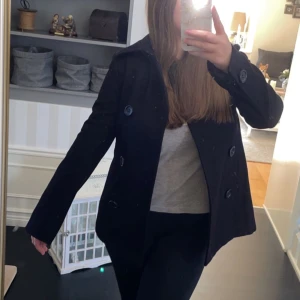 Svart kappa - Super fin och skön svart kappa från Åhléns. Helt slutsåld.  Skick- 7/10   Köparen står för frakten  Kom privat för mer frågor 💗