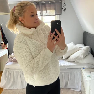 Teddy tröja - Säljer denna fina teddy tröja från Ellos, använd fåtal gånger och därav i mycket fint skick🤍