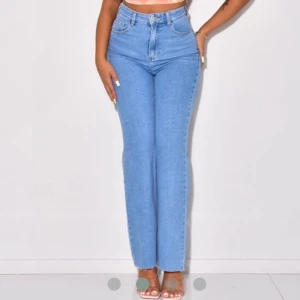 Skit snygga jeans med vida ben!   - Skit snygga jeans som i storlek M, har man en lite mindre midja så kommer de sitta lite löst där. För övrigt är de jätte sköna och sitter väldigt bra!