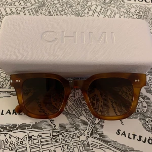 CHIMI EYEWEAR - Säljer dessa fina från Chimi eftersom jag inte längre får användning för dem! Fin brun färg, fodral medföljer givetvis! Färgen heter Havana. Köpta för 1100kr men säljer för 450kr