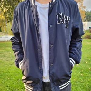 Baseball jacka  - En baseball jacka, bomber jacka från HM i stl 170 men passar även en S.