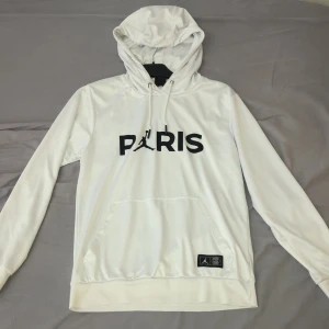 Paris tröja - Säljer en vit paris tröja i storlek M men väldigt liten i storleken så skulle säga att den passar s/xs, skicka 8/10 och säljer den för 200kr+frakt