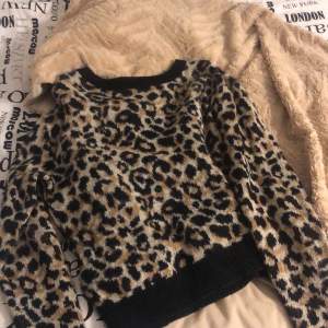 Super mysig leopard tröja