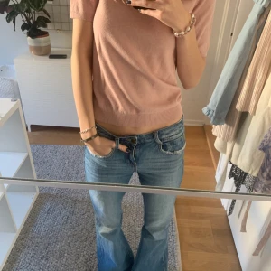 Rosa stickad t-shirt - Snygg stickad tröja från HM som tyvärr inte kommer till användning längre! Skriv för fler bilder eller frågor! 💗⭐️