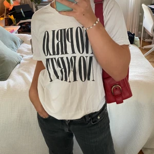 T- shirt  - Enkel o bekväm tröja! På trycket står det ”No pirlo No party”🫶