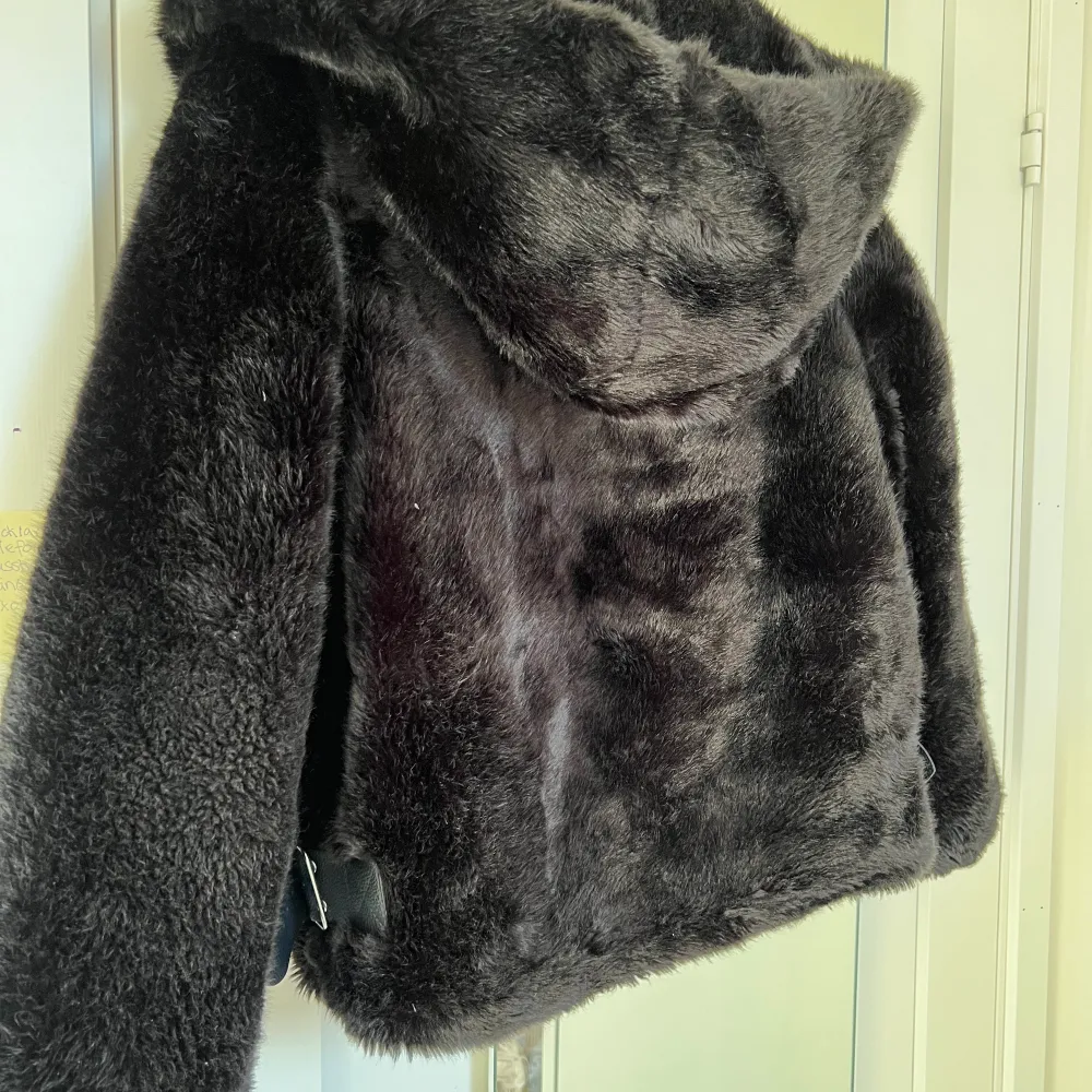 Säljer denna varma faun fur jackan från zara. Den är knappt använd och finns inte några tecken på användning heller. Den har snygga spänn detaljer på sidan av jackan.. Jackor.