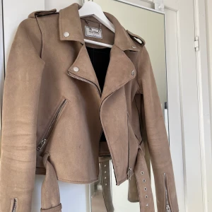 höst jacka - Säljer denna snygga beiga jacka som är köpt på stradivarius. Finns några fåtal fläckar men det är inget som man märker. Jackan fungerar bra som både höst och vår jacka. 
