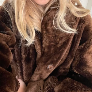 Pälsjacka - Festlig pälsjacka/kappa. Håller värmen bra men är osäker om pälsen är äkta eller inte. Blev kär i jackan när jag fann den i en secondhandbutik, då saknade den en knapp i mitten vilket fortfarande behöver lagas.  (Pris + Frakt)✨