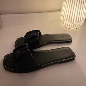 Superfina svarta sandaler från ASOS. Så fina till fest och vardag. Nyskick, aldrig använts! Storlek 40, köparen står för frakt🥰