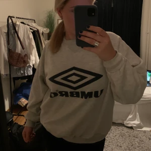 Umbro sweatshirt - En snygg vintage sweatshirt från Umbro med snyggt tryck på ryggen. Väldigt bra kvalite och sitter snyggt oversized. 