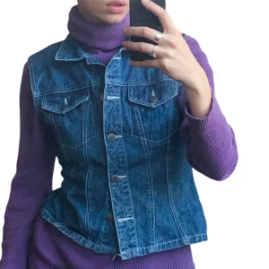 Jeansväst - Jeansväst. Storleken är barnstorlek 152, men sitter som en S, se bild (jag pendlar mellan S och M). 