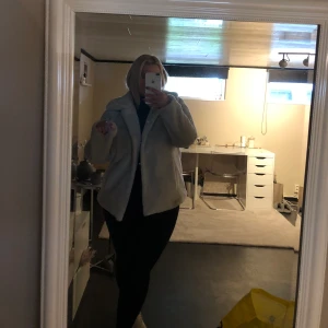 Jacka  - En beig jacka med fake päls ifrån Ullared. Använd Max 20gånger och är i jätte fin skick, väldigt varm och skön. 