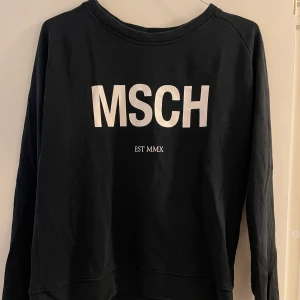 Tröja MSCH - MSCH copenhagen  Skönaste tyget, skönaste tröjan! Passar perfekt över en klänning eller till ett par goa jeans! Egentligen till Vadsom 😉 Säljes pga flytt, använd 1 gång. Passar xs-m beroende på passform