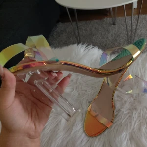 Heels 38 - They are much more beautiful than in the picture and the colors are like a unicorn 😍