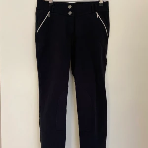 Ridbyxor - Säljer ett par ridbyxor som jag endast använt 4-5 gånger, superfint skick. Storlek 38. Från CRW Classic Riding Wear. Mjukt flexibelt material längst ner 