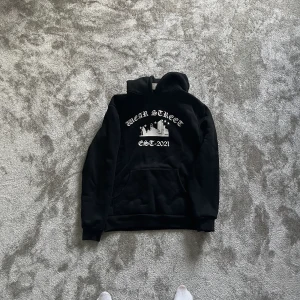 WEAR STREET - WEAR STREET HOODIE Size: S Färg: svart  Pris: 495kr