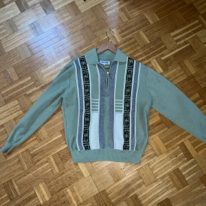 Fucking Awesome tröja - använd några ggr, köpt i new york. Den e för liten för mig så säljer den. Nypris 1500kr