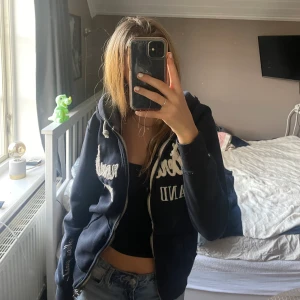 zip up hoodie  - skit snygg zip up hoodie, sitter så fint på och nästan helt oanvänd💗