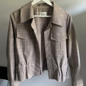 Jacka - Jätte fin rutig jacka från second female, nästan oanvänd. Storlek Xs, passar mig som är en S. 300kr plus frakt