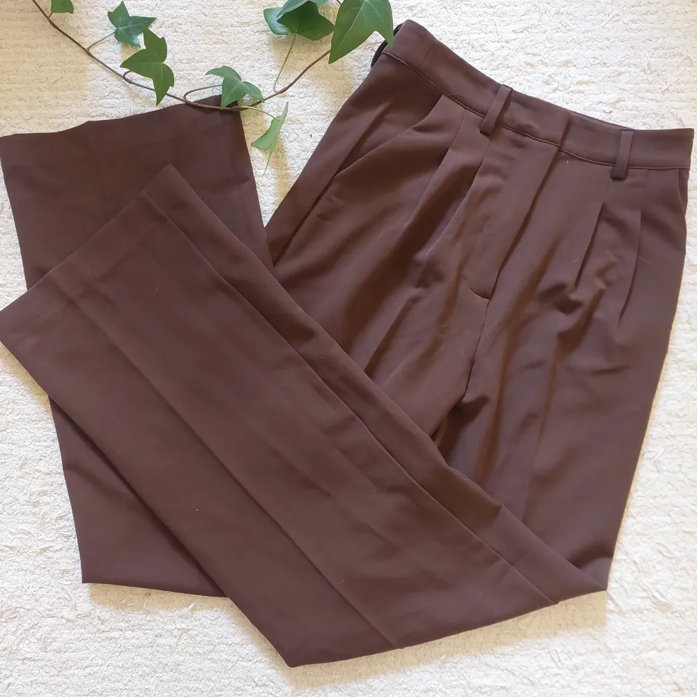 Jättefina bruna kostymbyxor från bikbok som är perfekta inför hösten!! Nyskick. Köparen står för frakten, är inte helt säker på hur mycket den blir, men ca 40kr :). Jeans & Byxor.
