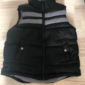 Svart väst - En svart fodrad väst med reflex bak Fint skick Säljs pga storlek