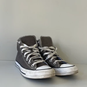 Converse skor - Jätte coola skor i storlek 39 säljes. Använda ca 3-5 ggr🤗Köptes för 700kr och säljes för 400kr ❤️Färgen är en blandning av grå/brun, väldigt snygg kombo🙌🏽Skosnören ingår ej!💘