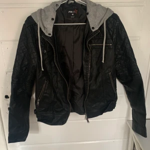 Skinnjacka med luva - Liten M, aldrig använd