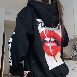 Playboy zip hoodie  - Zip hoodie från Missguided x Playboy. Sparsamt använd, storlek S men rätt så oversized