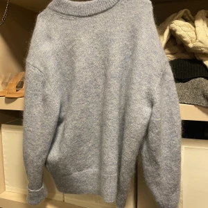 Stickad tröja från h&m  - Blå stickad tröja från h&m, använd en gång. Kommer aldrig till användning därav säljer jag den. 