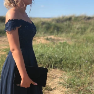 Balklänning - Säljer nu min superfina balklänning då den förhoppningsvis kan komma till användning för någon annans bal, bröllop etc🤍 köpt i usa och är skräddarsydd då jag designat den själv så finns endast 1 exemplar så du riskerar ej ha likadan som någon annan🤍🧚🏼‍♀️