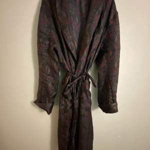 Vintage kimono i 100% silke. Tillverkad i Como, Italien.
