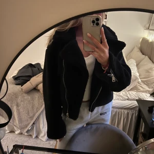 Svart teddyjacka NAKD - Teddyjacka från NAKD som knappt kommit till användning, därav väldigt fint skick. Storlek 34 men passar 36 också