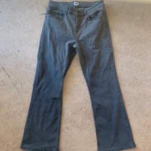 Feta bootcut jeans storlek 32 med svart stitching. aldrig använda