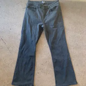 Feta bootcut jeans storlek 32 med svart stitching. aldrig använda