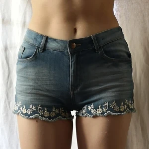 Lindex shorts med blomkant  - Söta jeansshorts som tyvärr är för små på mig. Storlek 158/XS. 