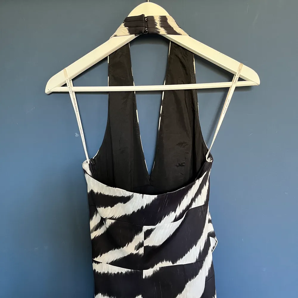 Drömklänning från Karen Millen! Så elegant med halter och vackert tyg. Dragkedja på sidan. Sitter som en smäck på storlek S-M. Knälång på mig (167cm) . Mekot.