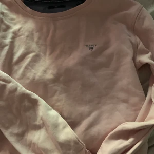 Gant  - Svårt att se på bilden men den är en superfin rosa färg 💗