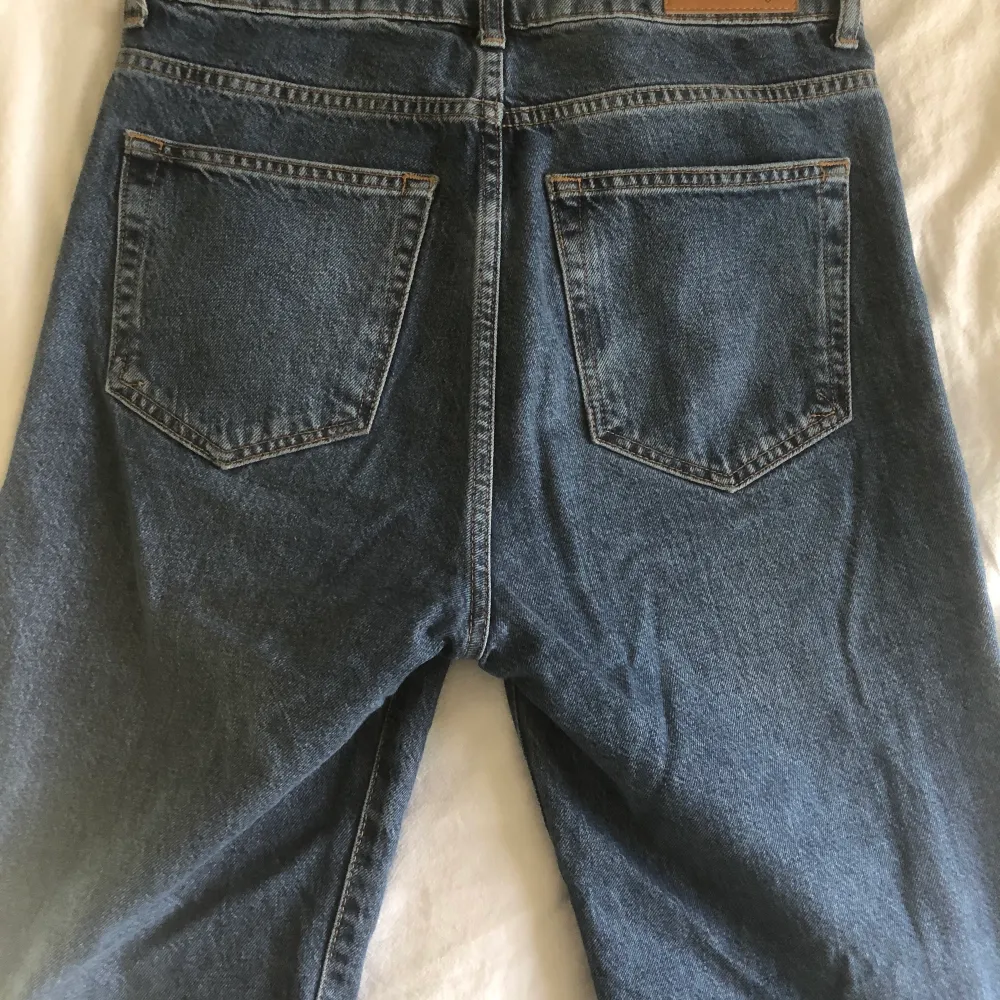 Säljer dessa jeans från bok bok då den inte längre kommer till användning, köptes förra hösten och är bara använda några få gånger( väldigt bra skick) strl 28, sitter väldigt oversized på mig som är 168 cm.. samt vida och långa ben, frakt ingår i priset!💓. Jeans & Byxor.