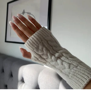 Vita torgvantar - (Lånade bilder men samma vara!) Ett par jättefina, varma och mysiga torgvantar :)! Endast testade, har ingen outfit som skulle passa fint till dessa och därför säljer jag dem ;(. Kontakta för mer bilder eller frågor 💖💖