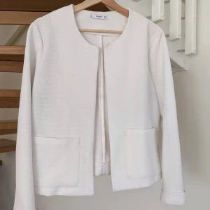 Vit Mango kavaj - Vit kavaj från Mango. Storlek XL