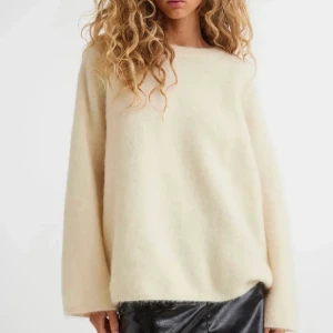 Mohair tröja  - Säljer denna slutsålda tröja från h&m storlek M. Helt oanvänd, prislappen kvar. (Mohair blandning) 🤍🤍