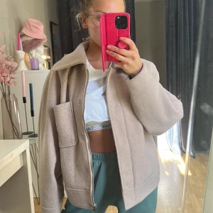 Jacka  -  Jacka från NA-KD.  helt oanvänd 