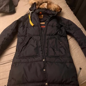 Parajumper longbear - Säljer min longbear i använt skick, dock inte trasig eller så. Storlek M men den är väldigt liten i storlek! 