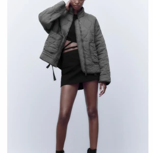 Så snygg slutsåld jacka från Zara😍👏🏻 - Perfekt höstjacka från Zara som är helt slutsåld!😊i nyskick då den endast är använd en gång💋💋köpt för 699 kr💕💕passar till allt och så najs!! En lånad bild från Rakel S😊