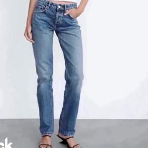 Mörkblå jeans från Zara i storlek 36. Säljer då de blivit för stora. Skriv för egna bilder