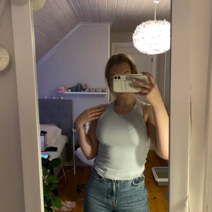 Ljusblå topp från Gina Tricot - Superfin topp från Gina Tricot! Säljer pga att jag inte använt så mycket då den inte riktigt är min stil längre💙 använd typ 2 gånger och i bra skick💙 Storlek XS men passar S också💙 köparen står för frakten💙priset kan diskuteras 