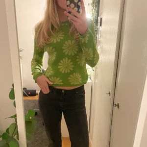 Blommig tröja - Blommig grön tröja från asos. Den är aldrig använd och har inga tydliga defekter. Skönt fint material. 