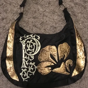 Early 2000s handväska - Supercool! Köpt på secondhand. Den är i fint skick😊